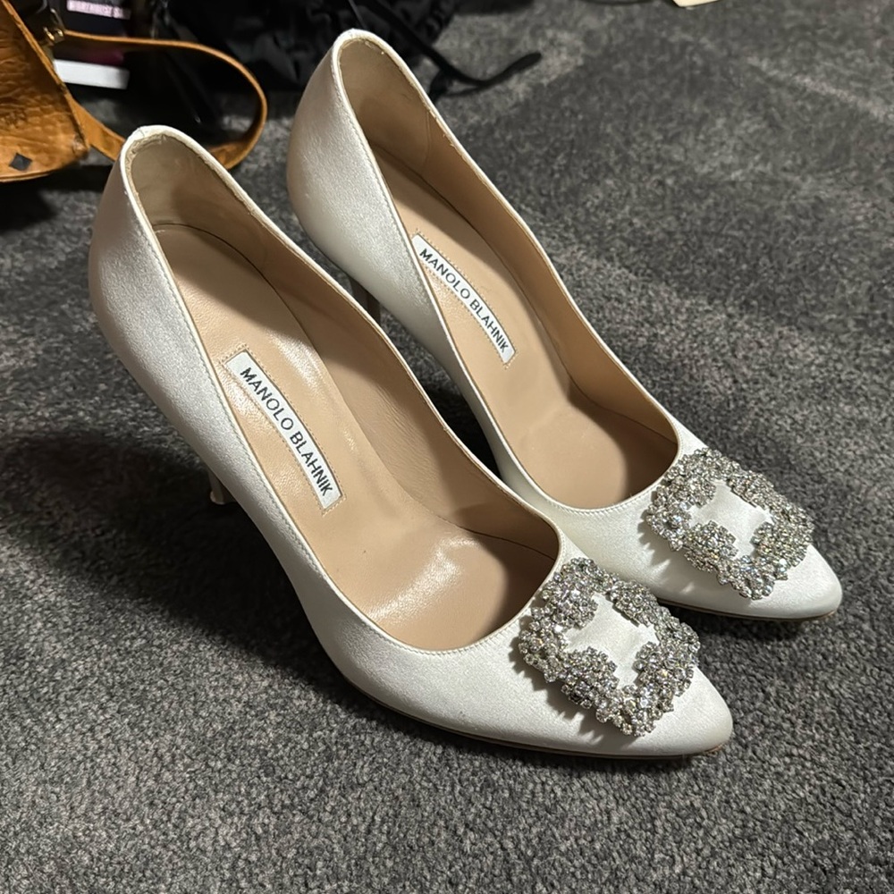 MANOLO BLAHNIK OFF-WHITE HANGISI BRIDAL SATIN HEELS